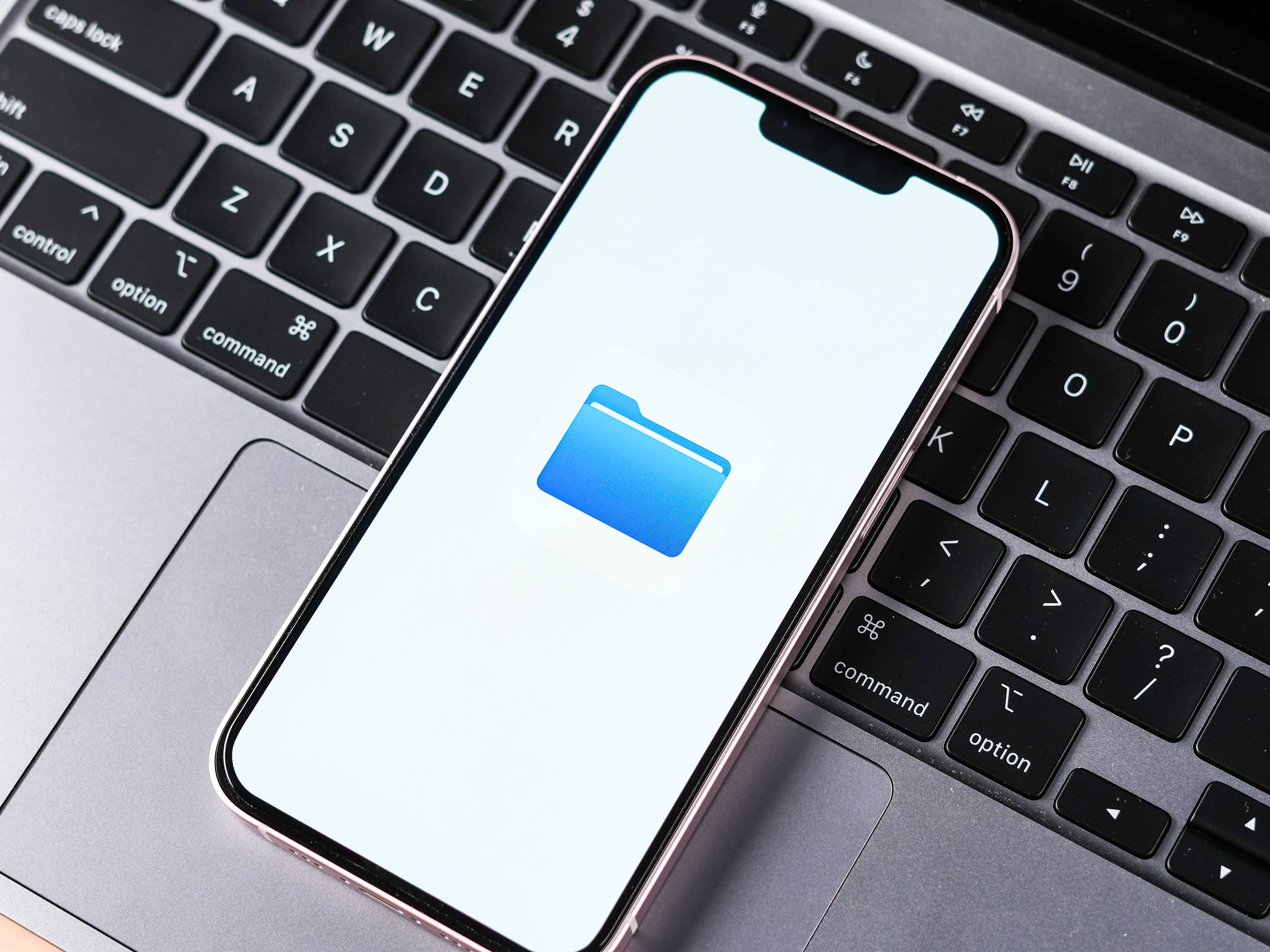 Aplicación de archivos en la pantalla del teléfono encima de una Mac