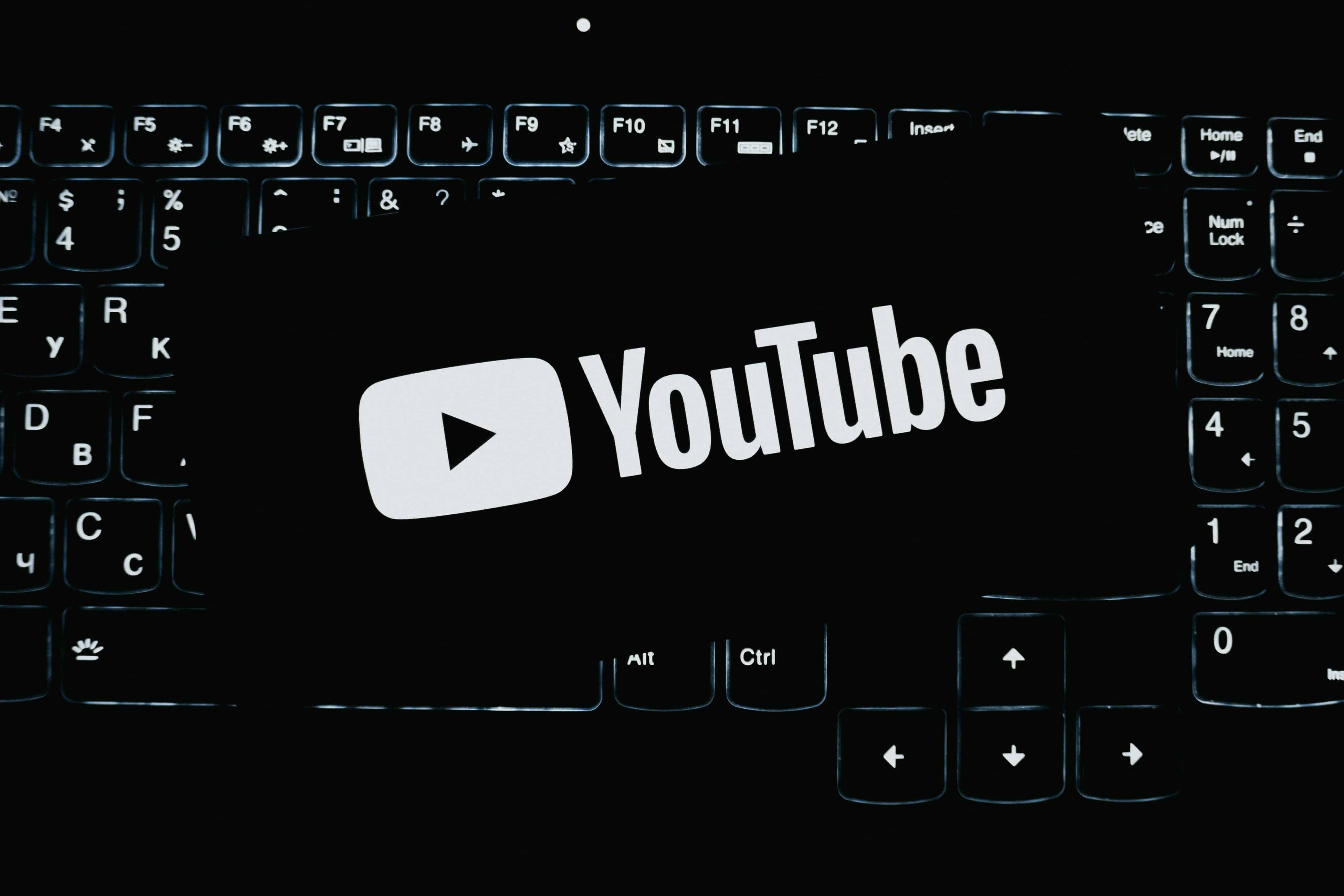 Logotipo de YouTube en un teléfono encima de un teclado