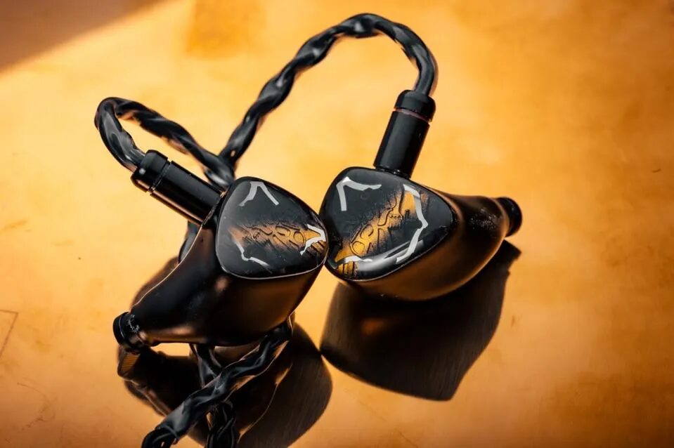 Los IEM Vanguard de Noble Audio tienen conectores de dos pines y un cable OFC de 8 núcleos.